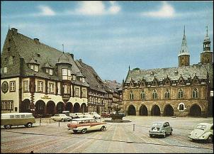 Marktplatz mit unverputztem Rathaus.jpg